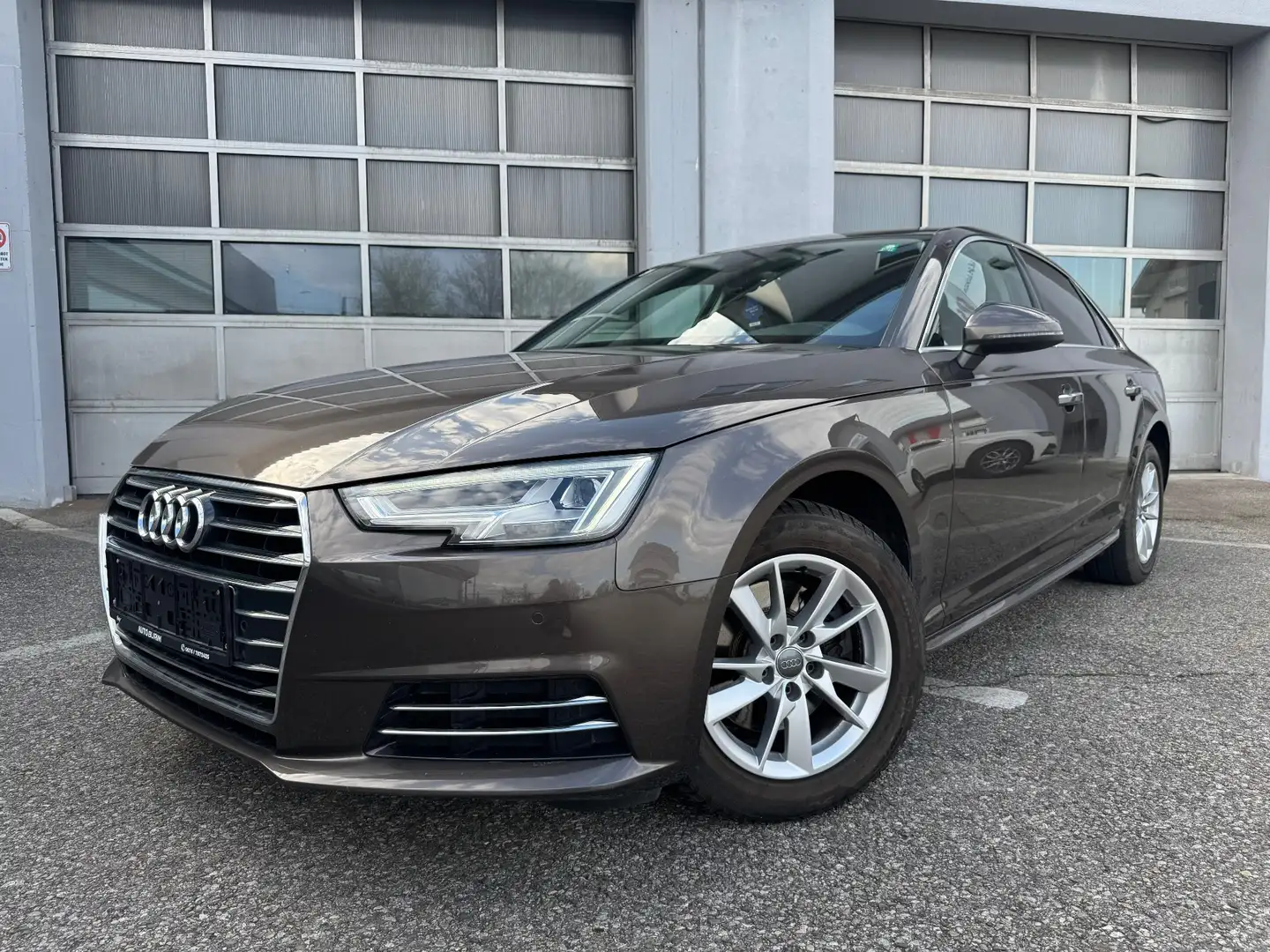Audi A4 2.0 TDI Aut. design Limousine/Xenon/Navi Braun - 1