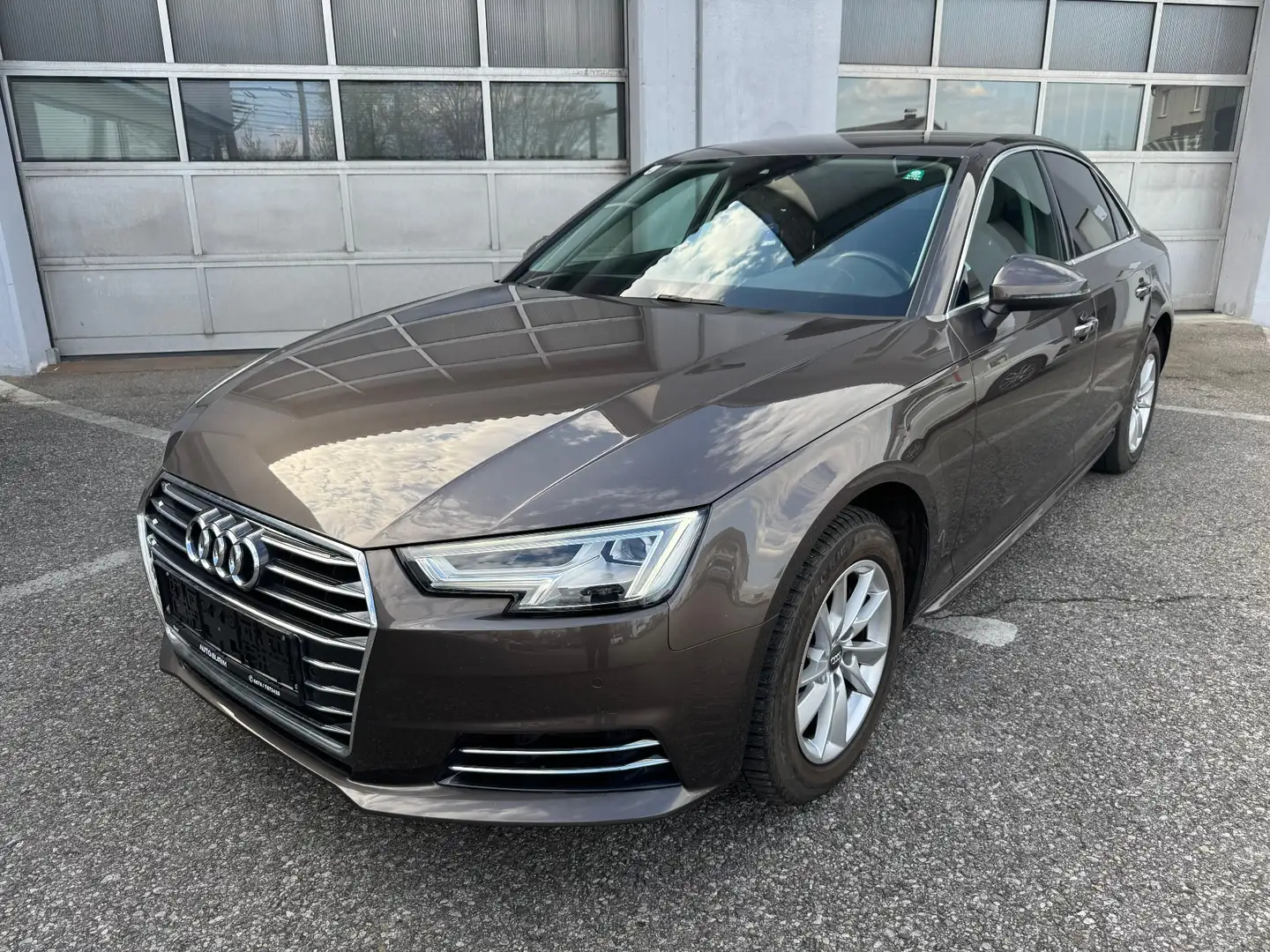 Audi A4 2.0 TDI Aut. design Limousine/Xenon/Navi Braun - 2