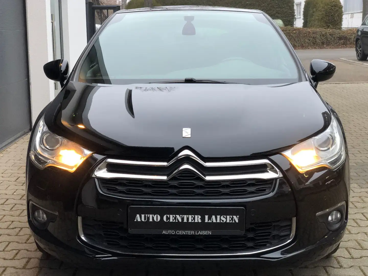 Citroen DS4 SportChic BiXenon Navi Leder PDC Automatik Schwarz - 2
