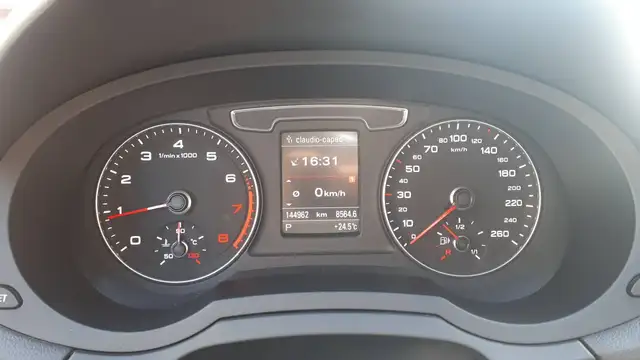 Audi Q3 view 12