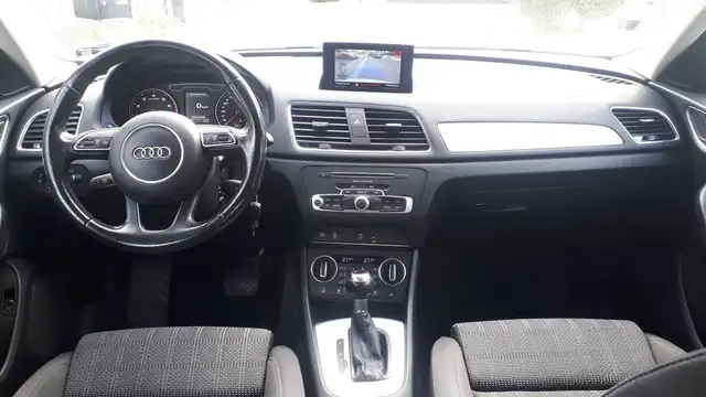 Audi Q3 view 11
