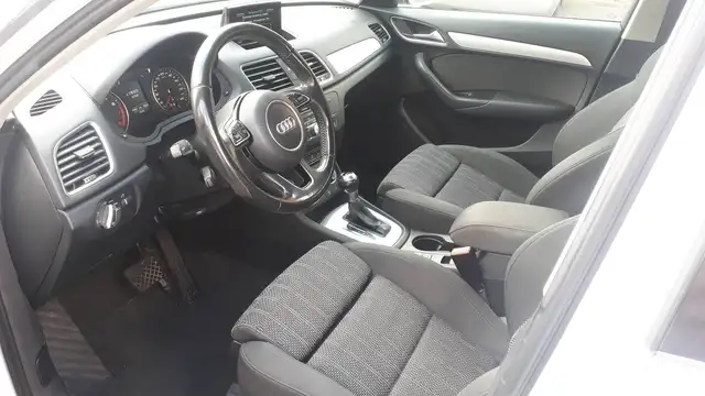 Audi Q3 view 8