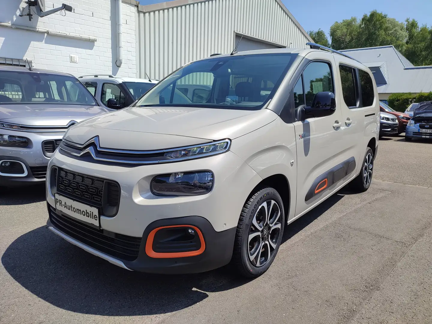 Citroen Berlingo XL BlueHDi 130 EAT8 SHINE XTR 7-Sitzer Beige - 1