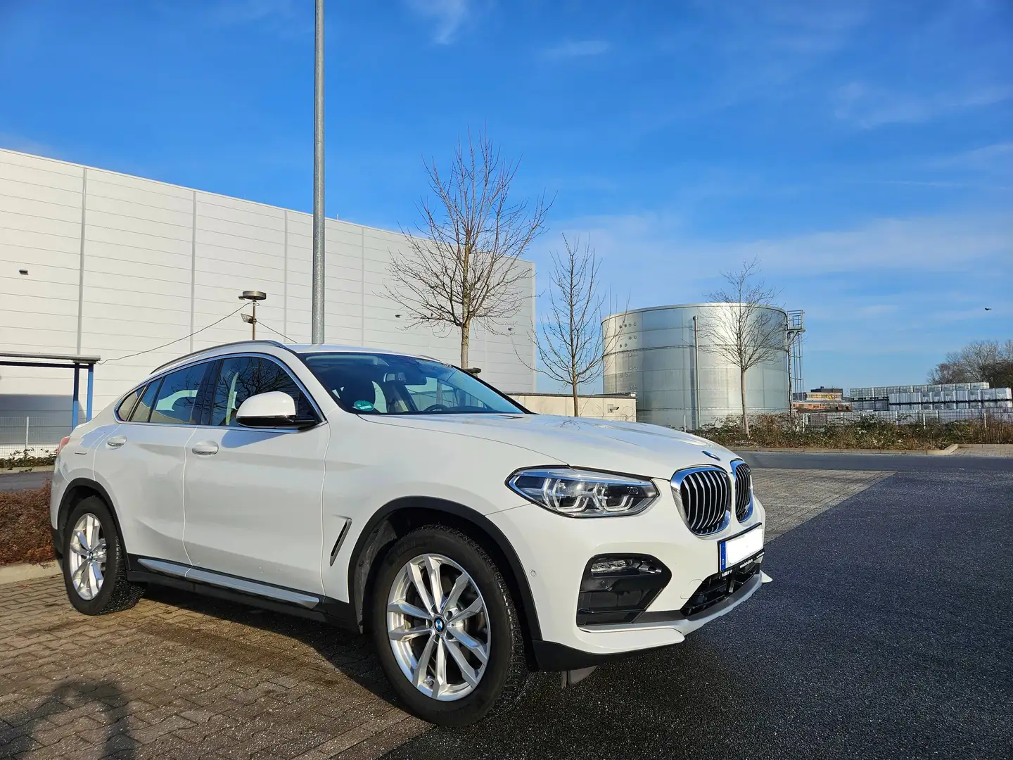 BMW X4 xDrive 20d Mild Hybrid 48 V Aut. xLine Pano HUD LC-Plus AHK Weiß - 2