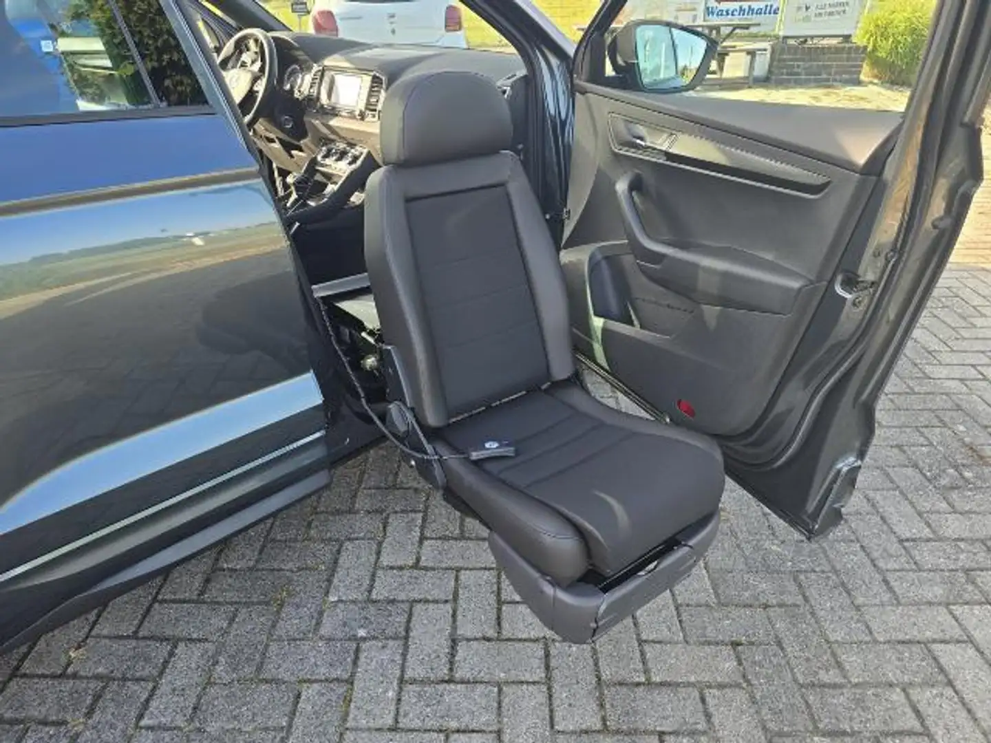 Skoda Karoq 1.5 TSI ACT Ambition  #DSG #LED #PANORAMA SCHIEBED Grau - 2