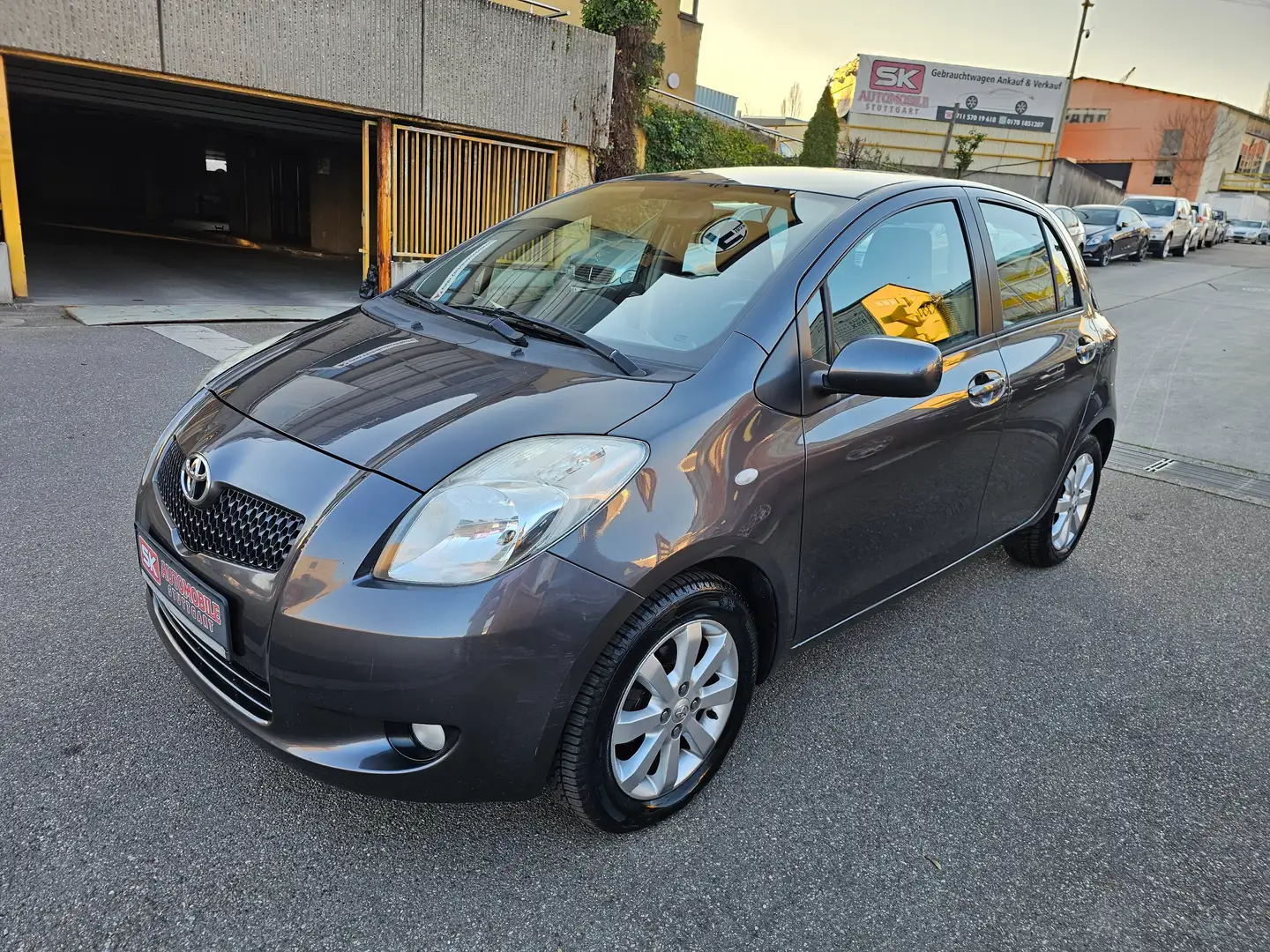 Toyota Yaris Team Automatik TÜV bis 11.2026 Grau - 1