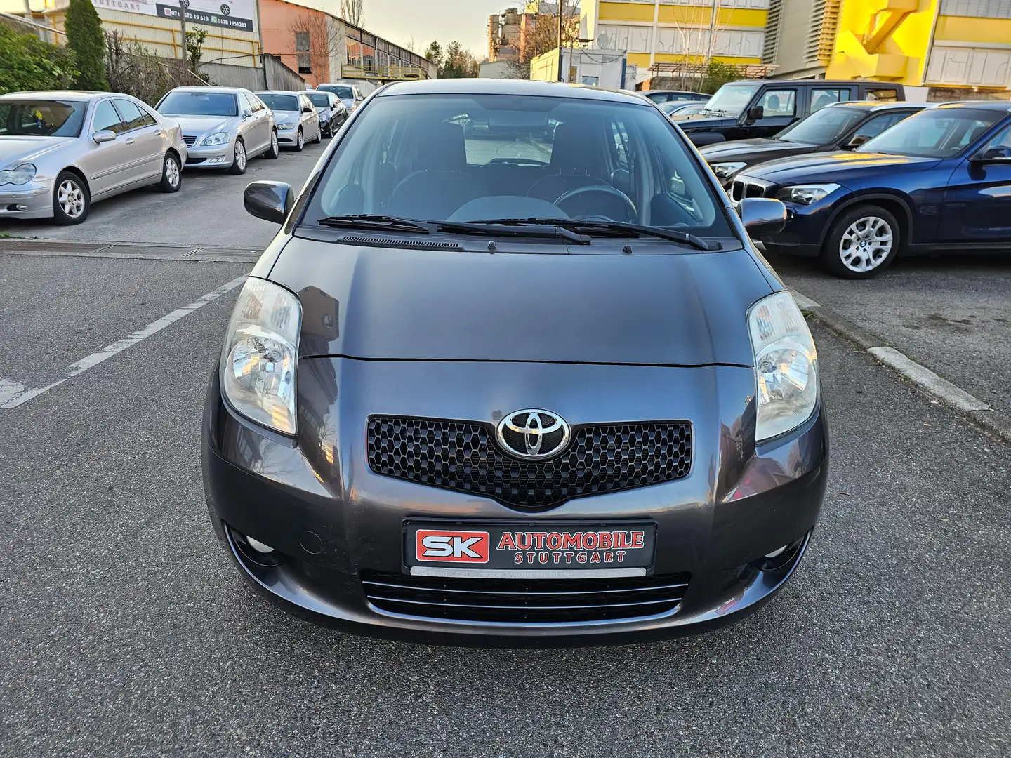 Toyota Yaris Team Automatik TÜV bis 11.2026 Grau - 2