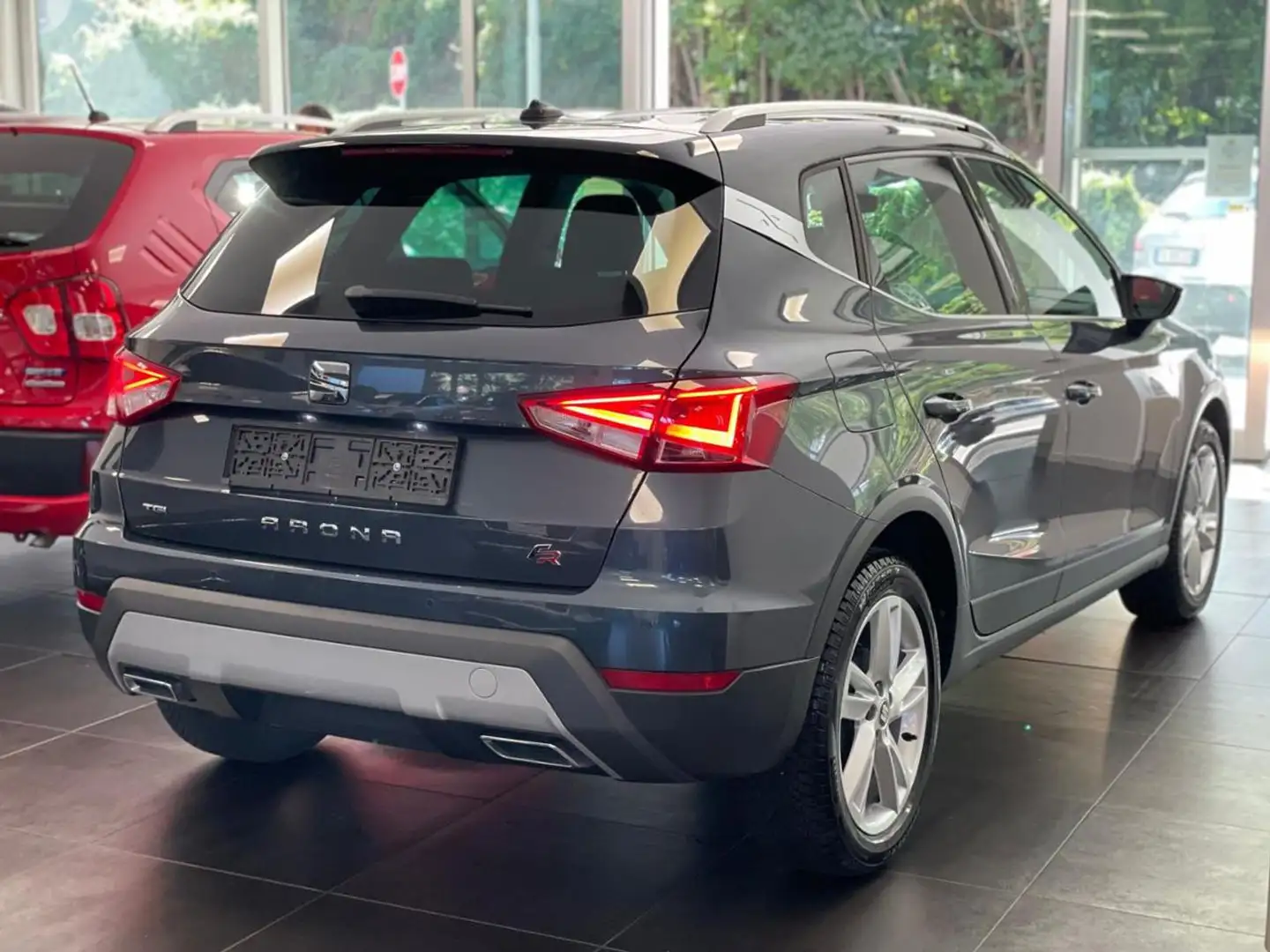 SEAT Arona 1.0 TGI FR Grijs - 2