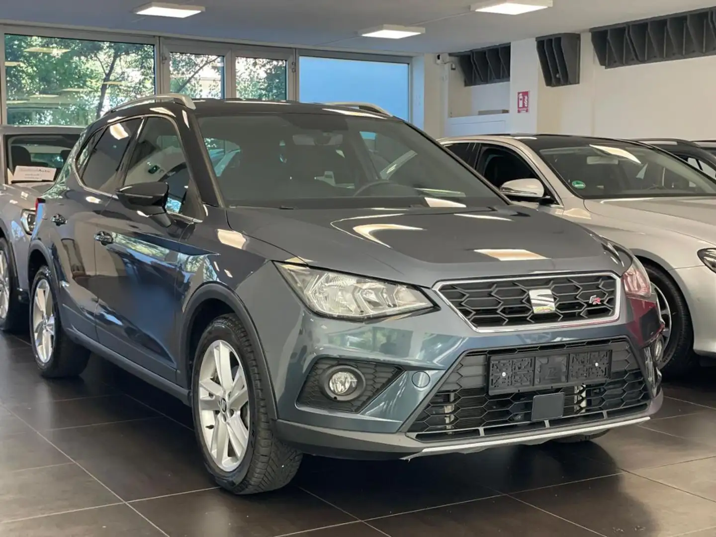 SEAT Arona 1.0 TGI FR Grijs - 1