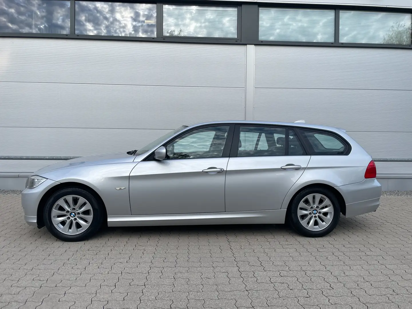 BMW 318 318i Touring Kli*Navi*PDC*MFL*Tel*Alu Stříbrná - 2