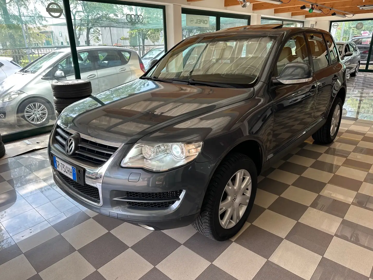 Volkswagen Touareg Volkswagen Touareg 2.5 R5 TDI DPF Exclusive Gris - 1
