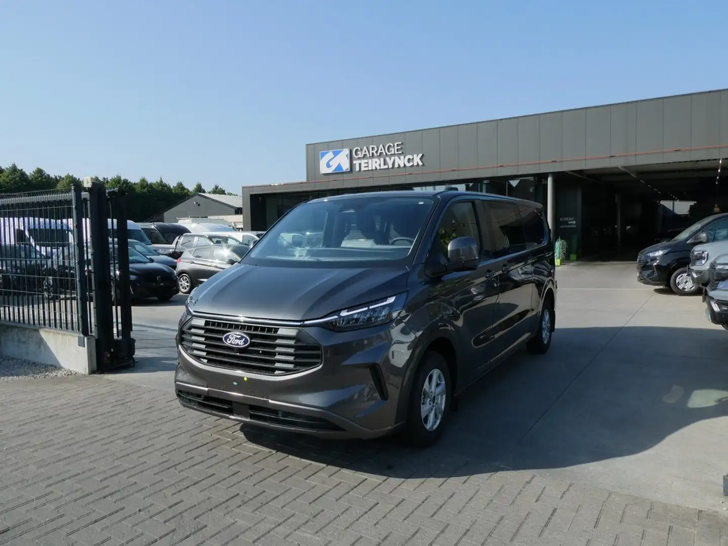 Ford Transit Custom L2 Multi-Use 5pl 2.0 TDCi 136pk Limited Luxe STOCK Gris - 1