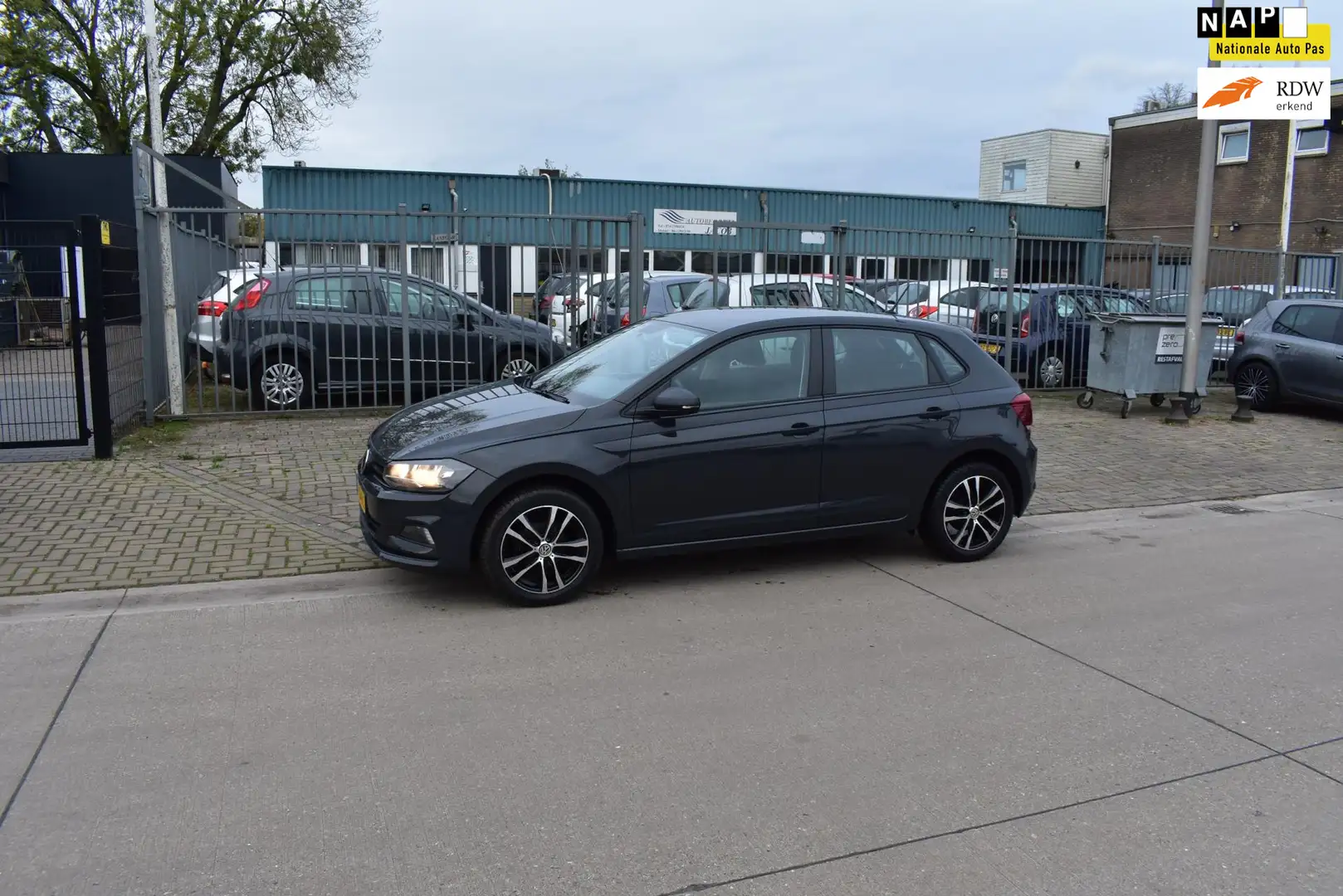 Volkswagen Polo 1.0 MPI Trendline Gris - 1