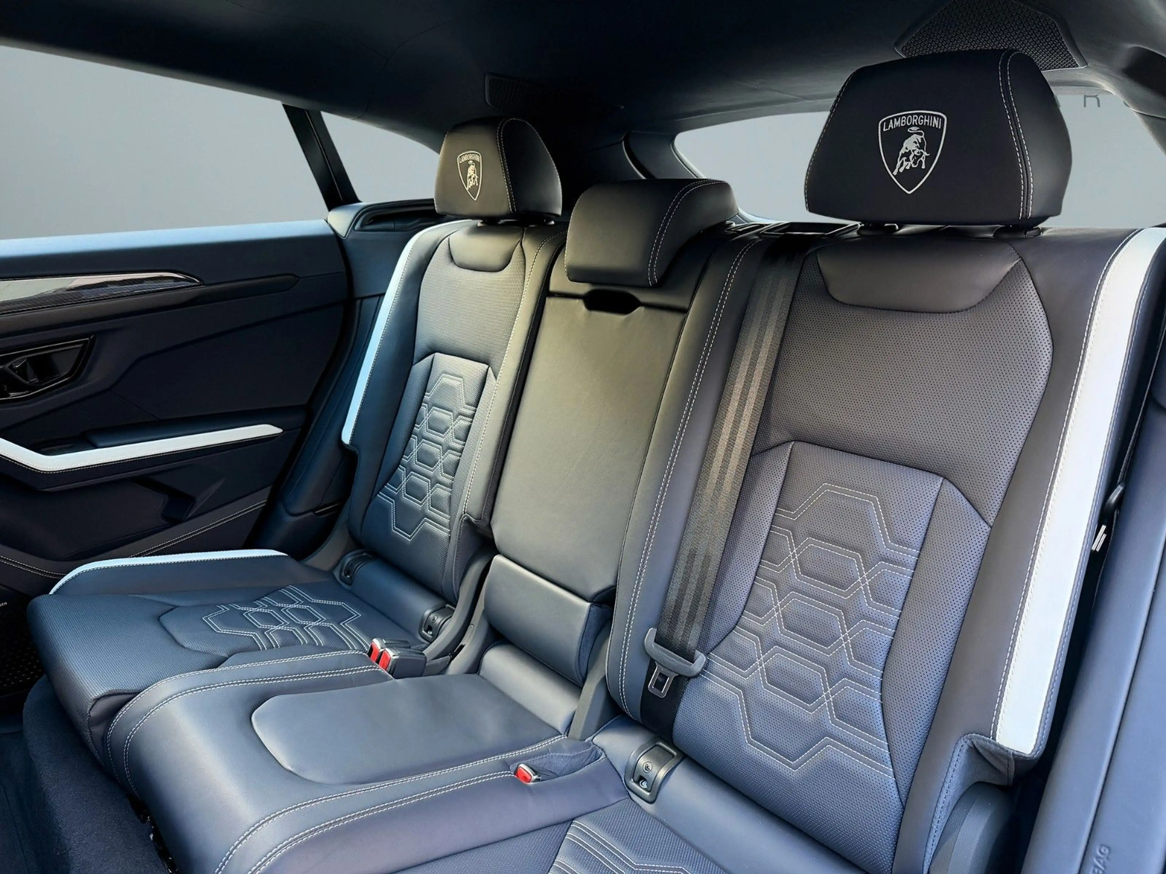 Lamborghini Urus SE MY26 Bang&Olufsen — photo 8