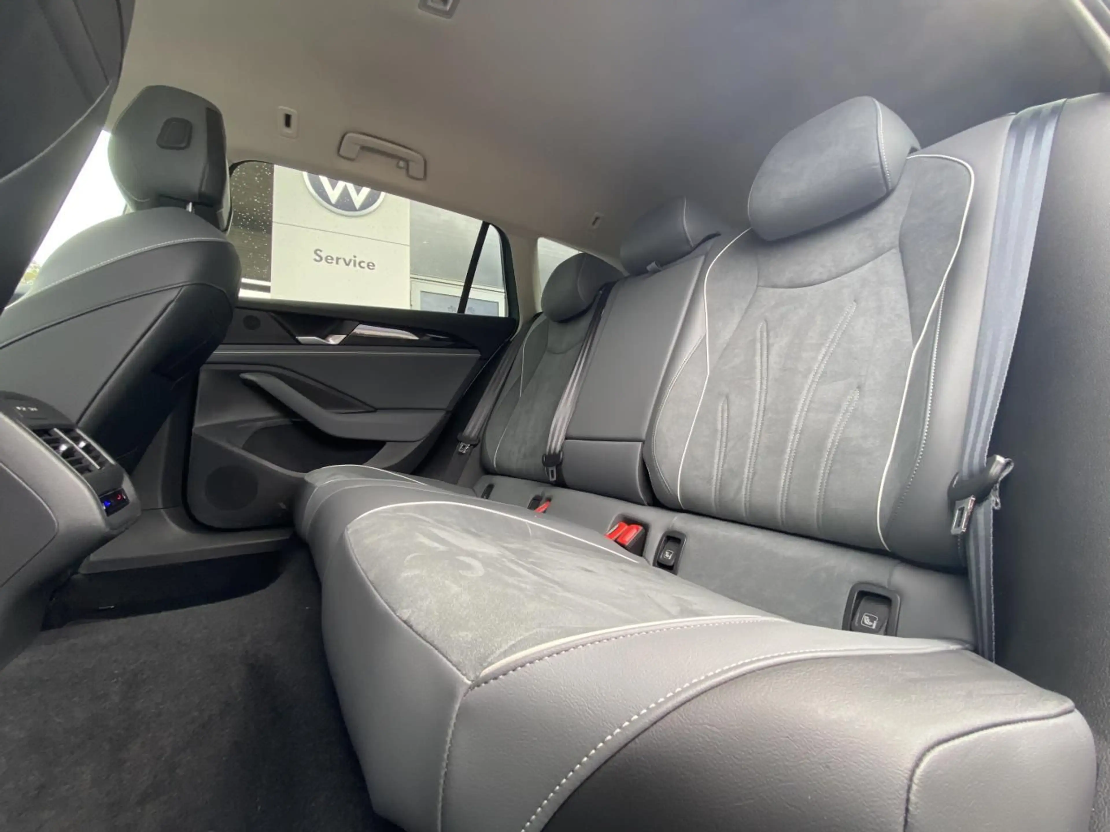Volkswagen Passat Variant 1.5 eTSI DSG Business STANDHEIZUN — photo 10
