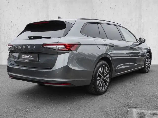 Skoda Superb view 4