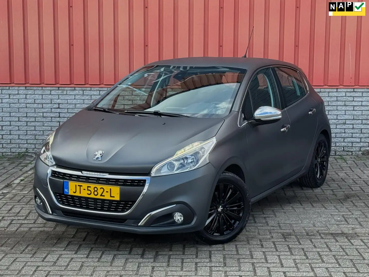 Peugeot 208 1.2 PureTech Allure Carplay PDC Navi Cruise DAB Grijs - 1