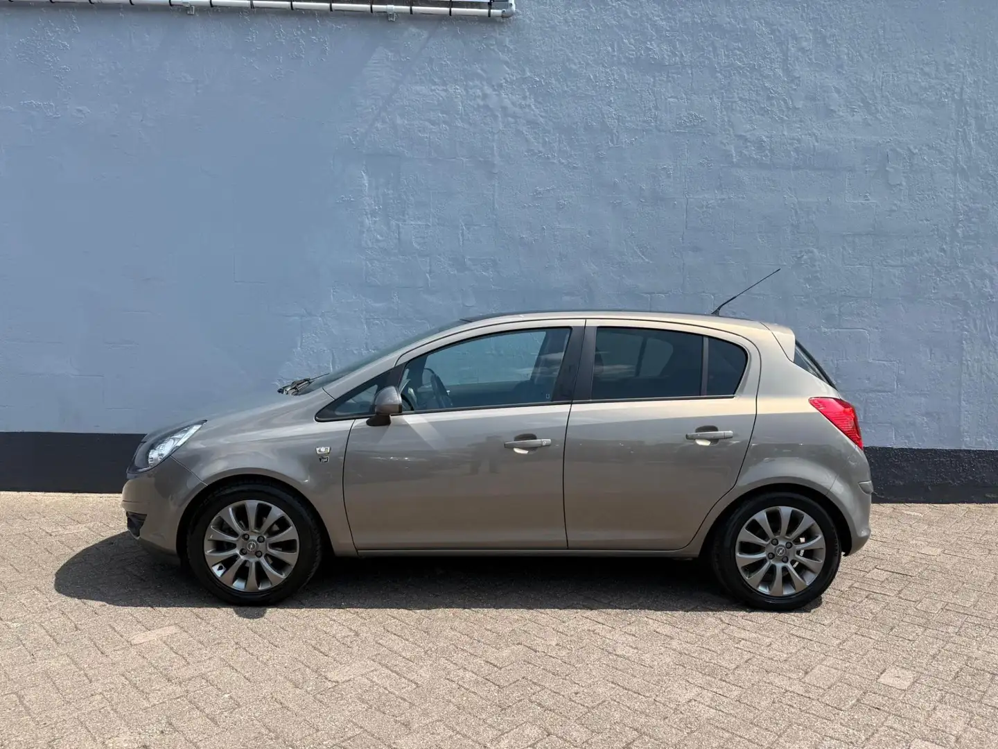 Opel Corsa 1.4-16V '111' Edition 5-Deurs - Panorama Dak Brun - 2