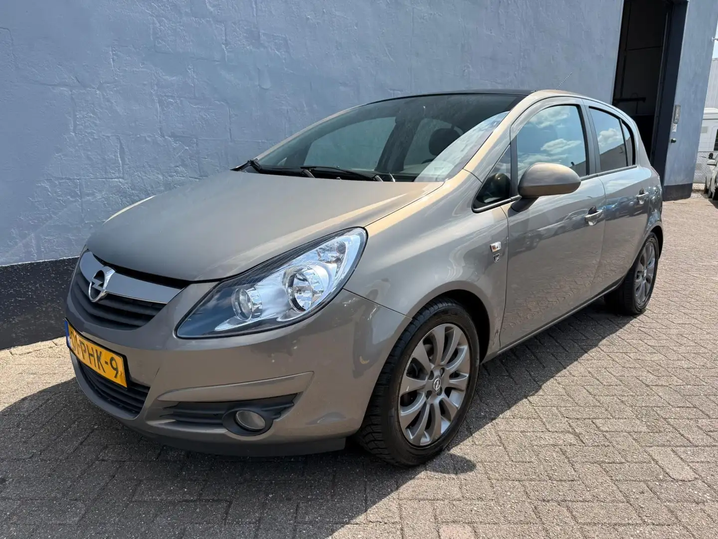 Opel Corsa 1.4-16V '111' Edition 5-Deurs - Panorama Dak Brun - 1