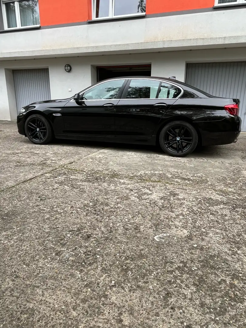BMW 530 530d xDrive Aut. Luxury Line Černá - 2