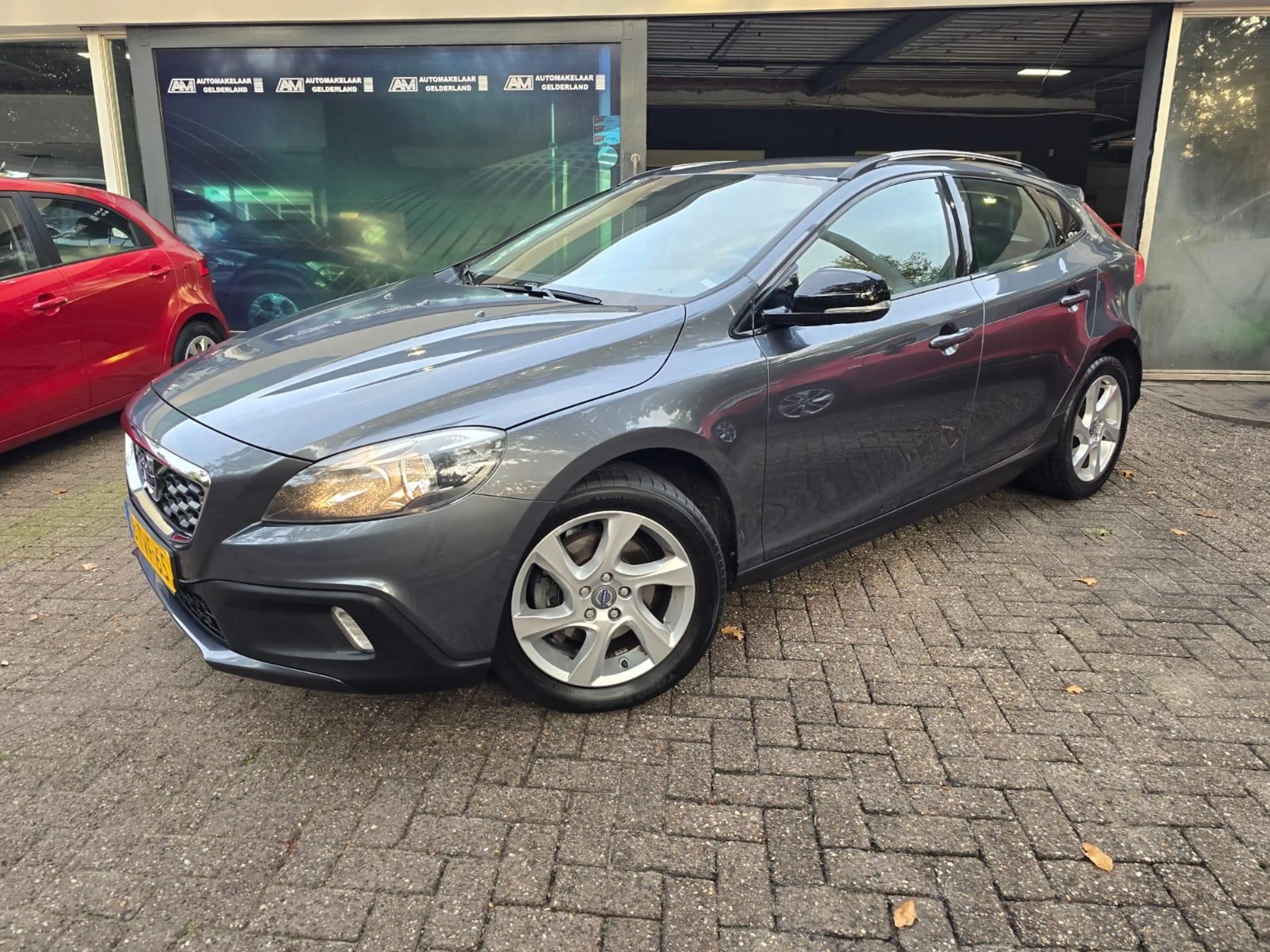 Volvo V40 Cross Country 1.6 T4 Momentum | NIEUWE APK | 3\6 OF 12 MND GARAN