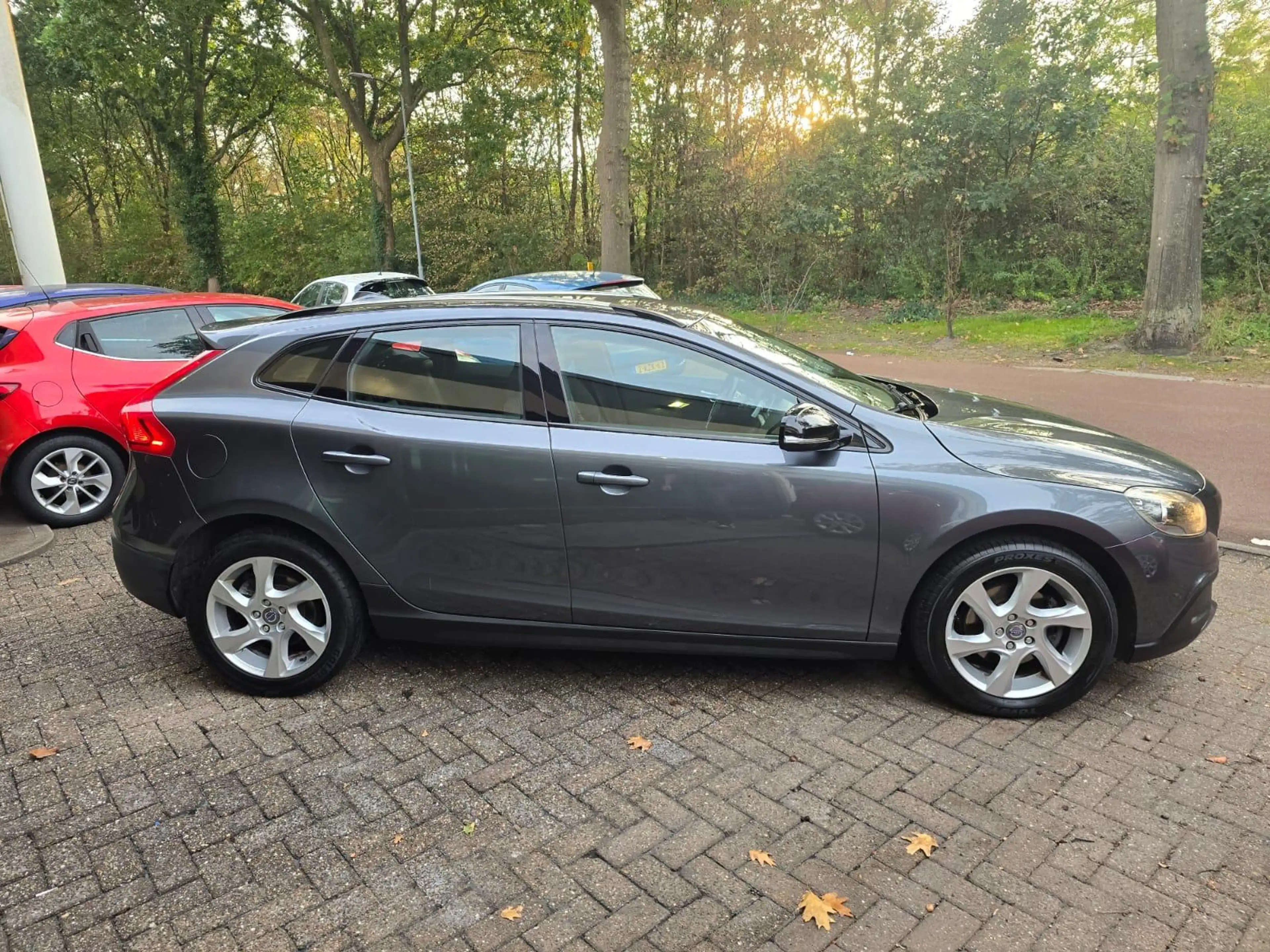 Volvo V40 Cross Country 1.6 T4 Momentum | NIEUWE APK | 3\6 OF 12 MND GARAN — photo 4