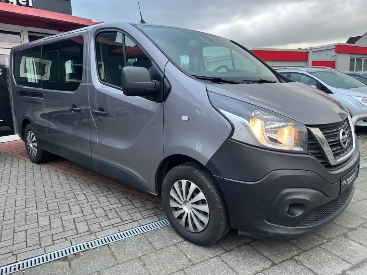 Nissan NV300 9-Sitzer PREMIUM*Navi*Keyless-Go*Kamera* Gri - 1