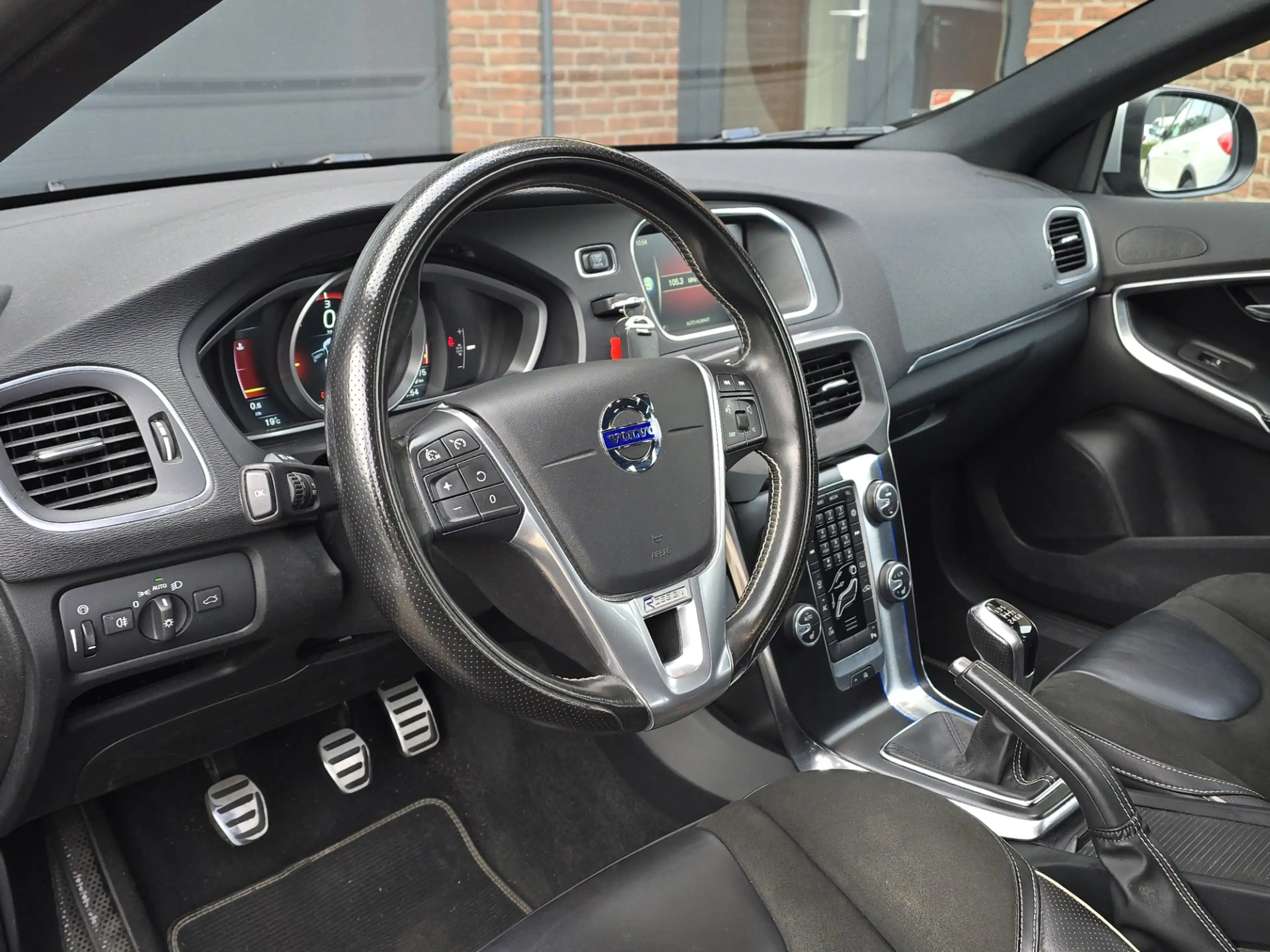 Volvo V40 2.0 D2 R-Design Business — photo 17