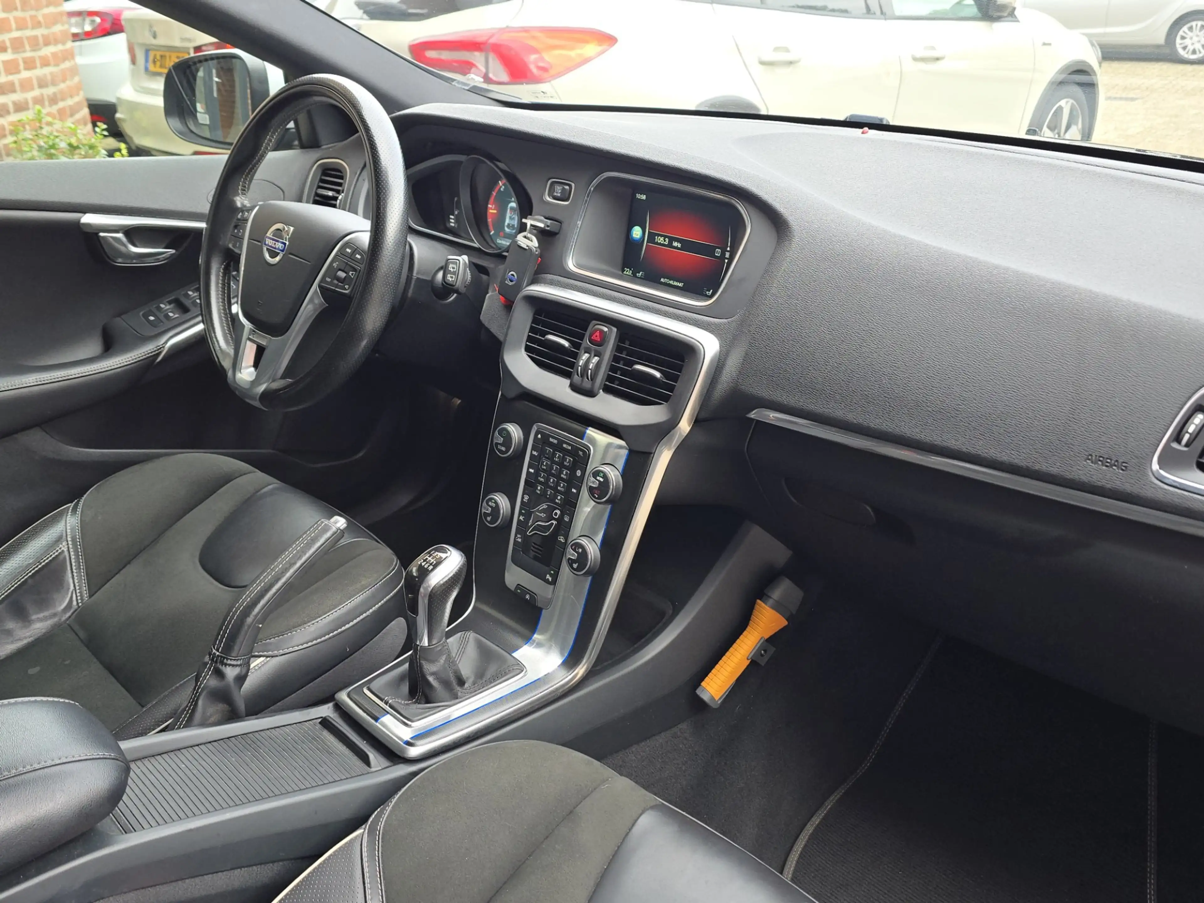 Volvo V40 2.0 D2 R-Design Business — photo 10