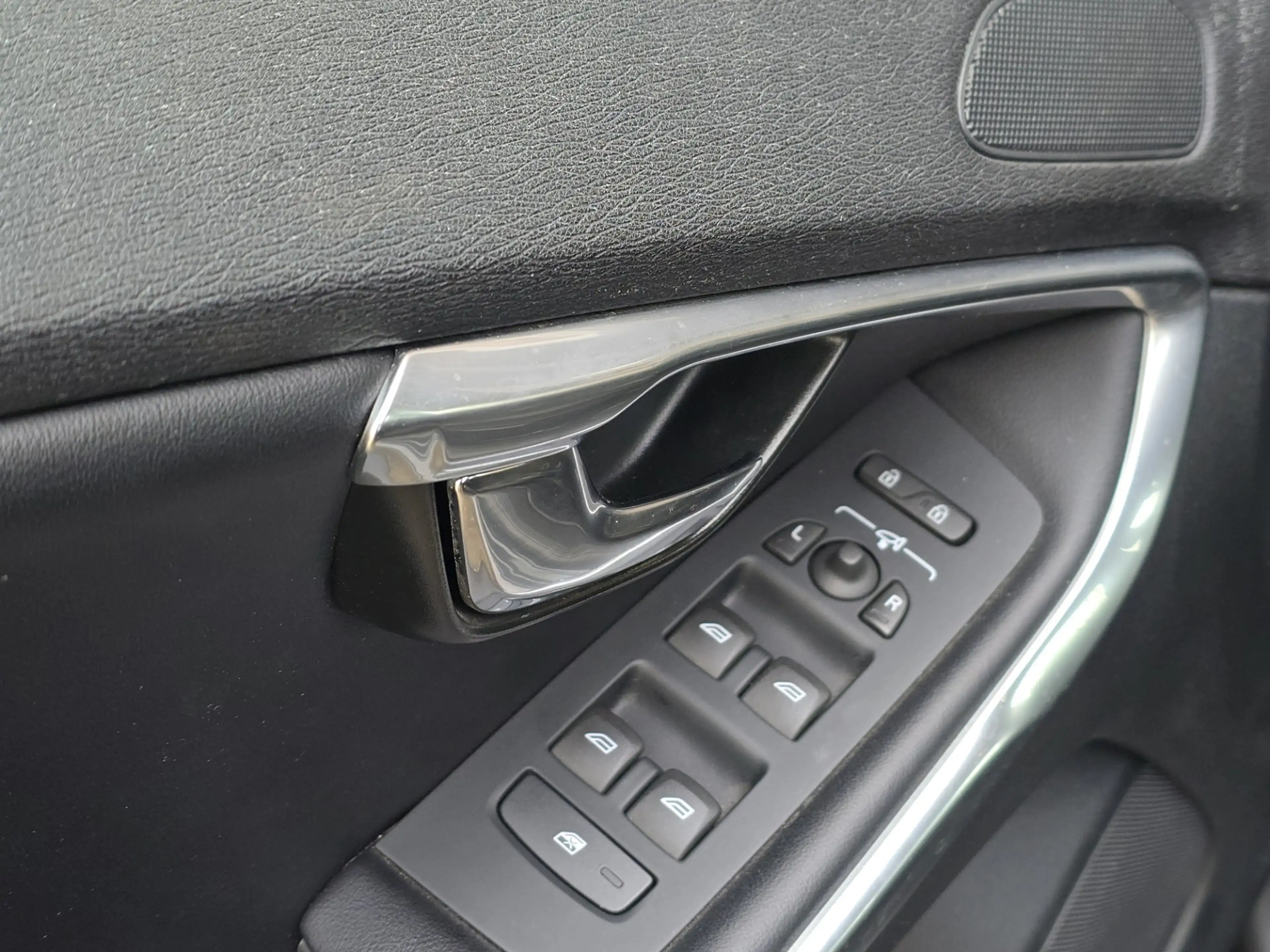 Volvo V40 2.0 D2 R-Design Business — photo 20