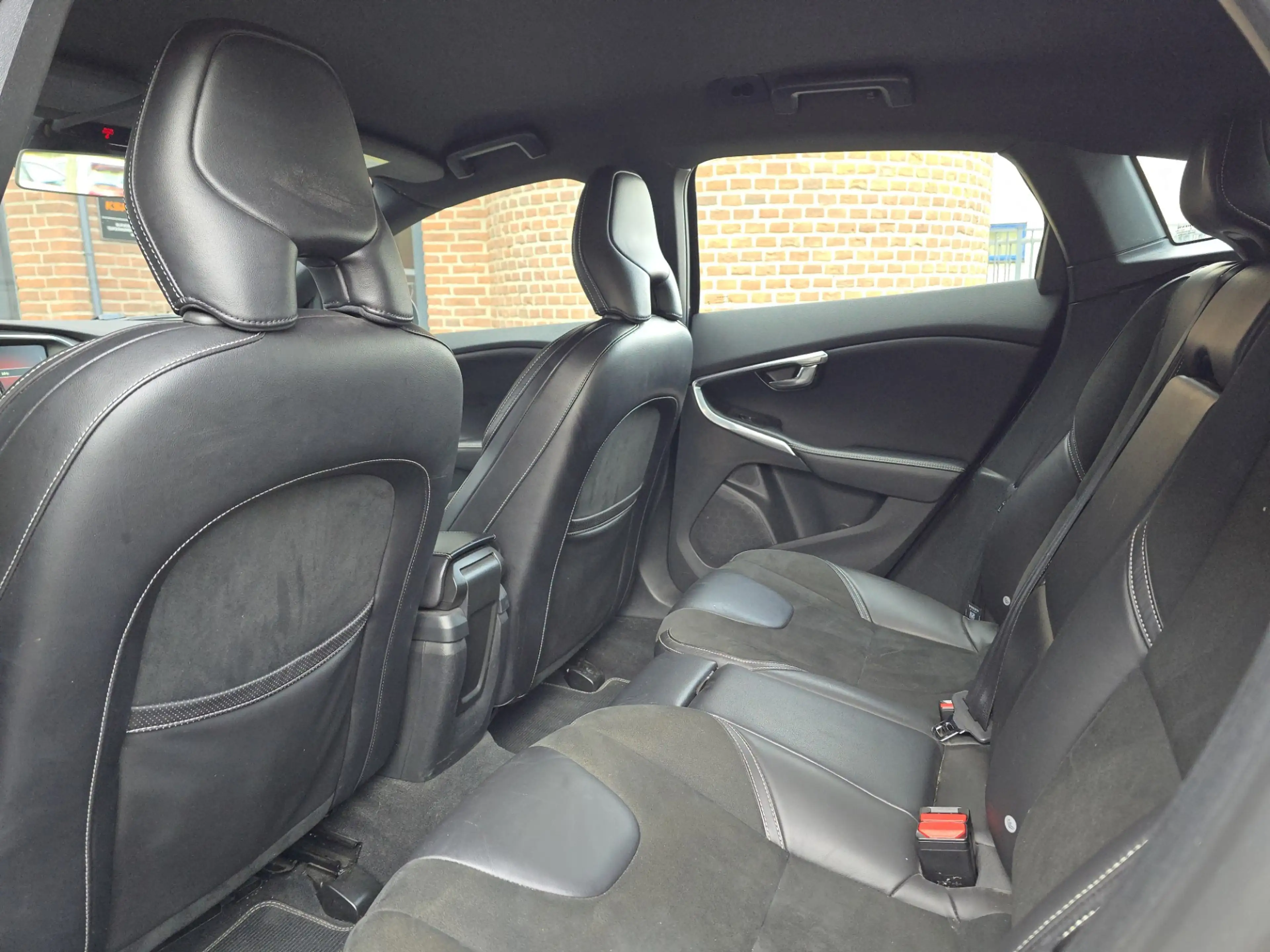 Volvo V40 2.0 D2 R-Design Business — photo 18