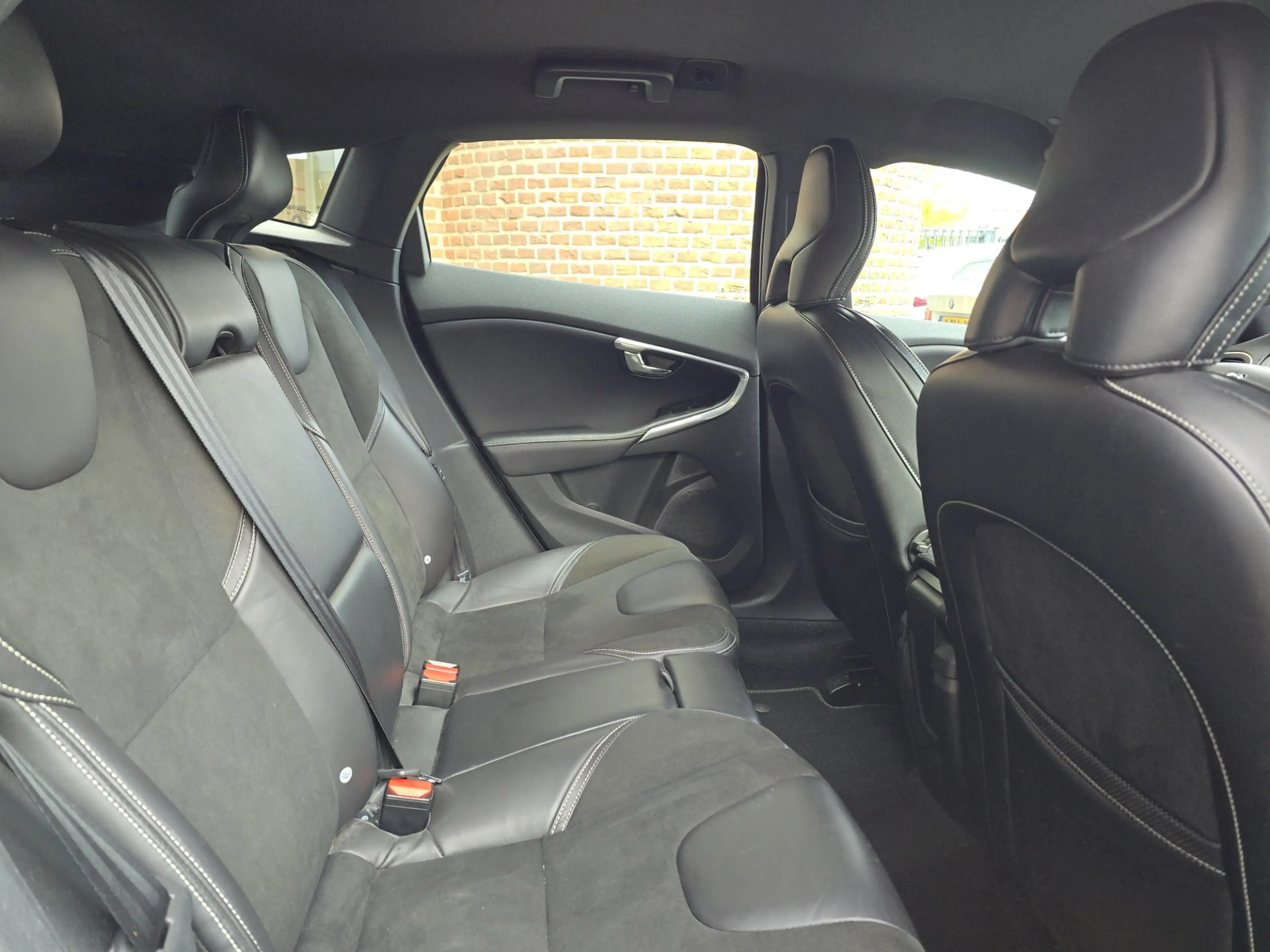 Volvo V40 2.0 D2 R-Design Business — photo 9