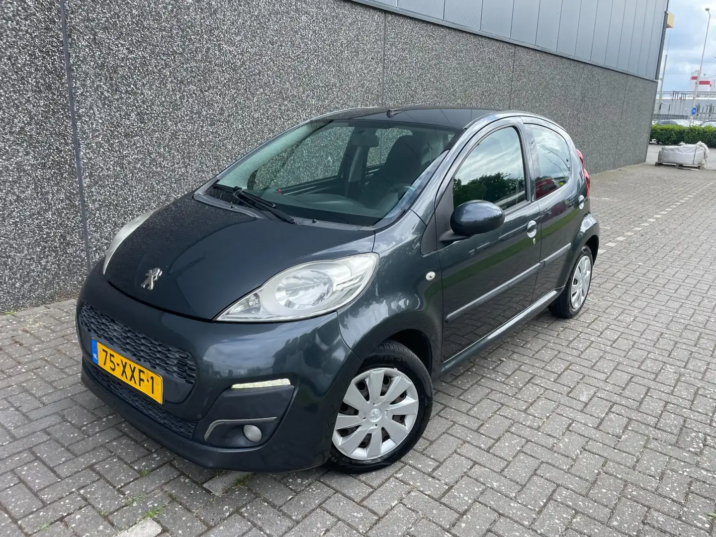 Peugeot 107 1.0 Active/Nieuwe APK en beurt/AIRCO/LED Gris - 2