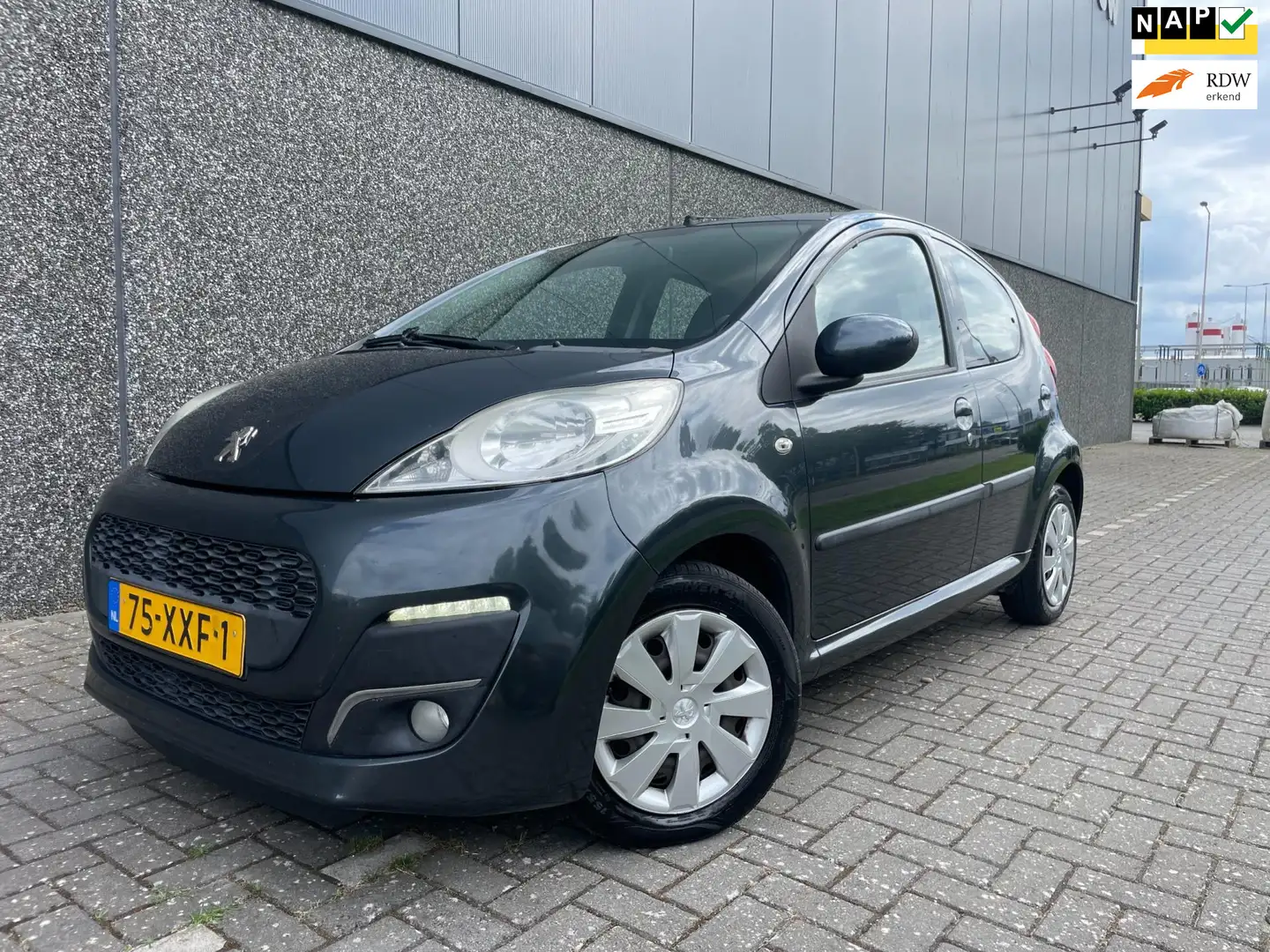 Peugeot 107 1.0 Active/Nieuwe APK en beurt/AIRCO/LED Gris - 1