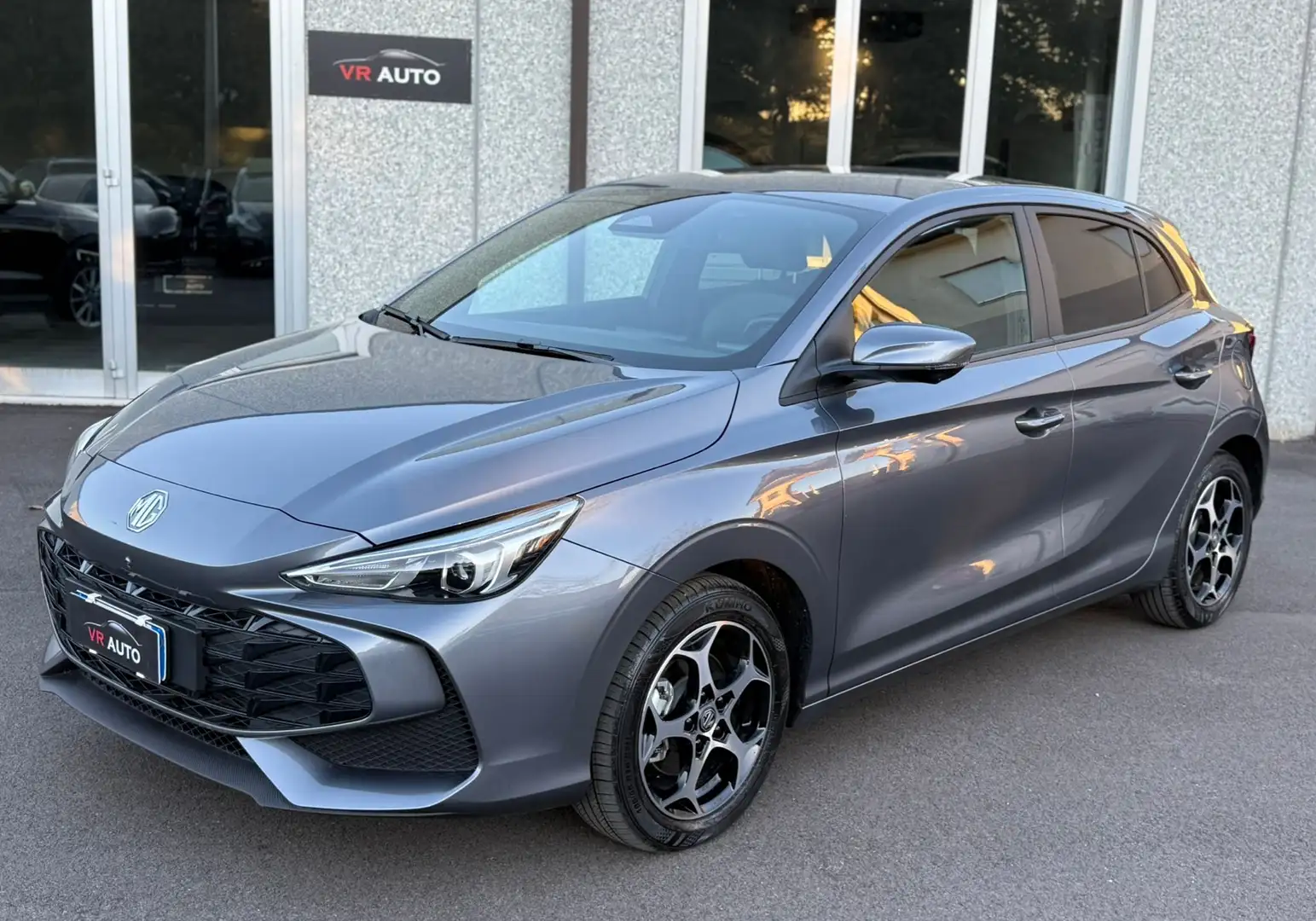 MG MG3 1.5 hybrid Luxury autom. PROMO FIN Grau - 1