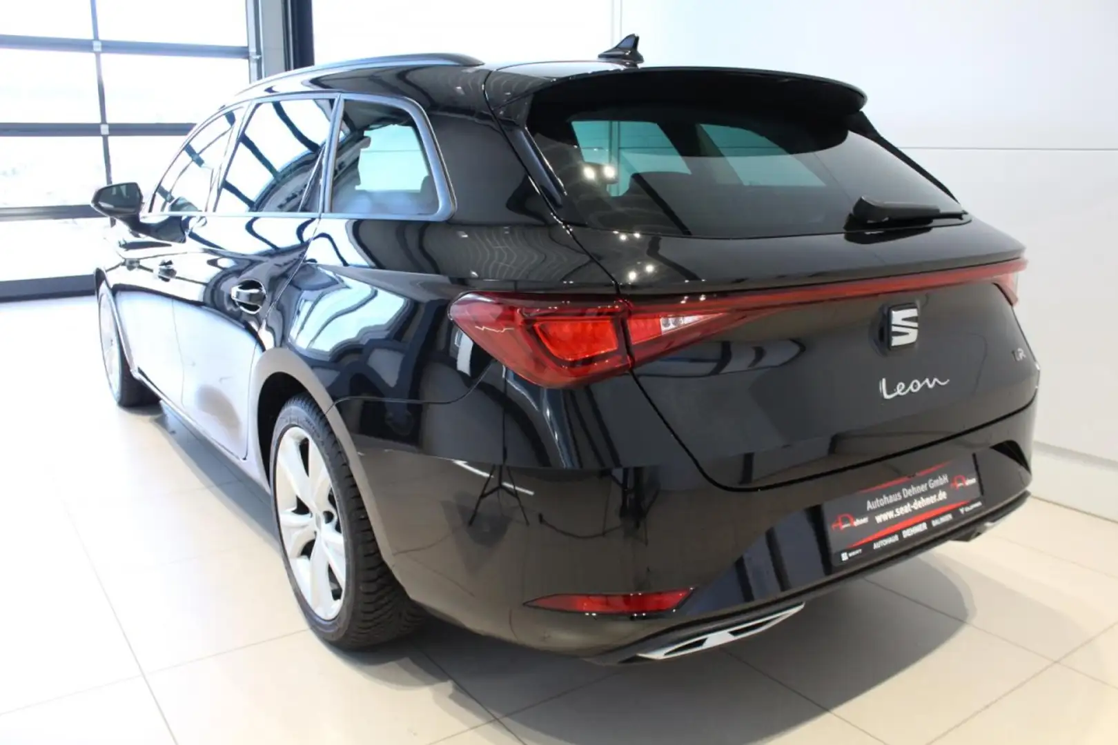 SEAT Leon Sportstourer FR 1.5 eTSI DSG 4JGAR/RKAM/PDC Klima Schwarz - 2