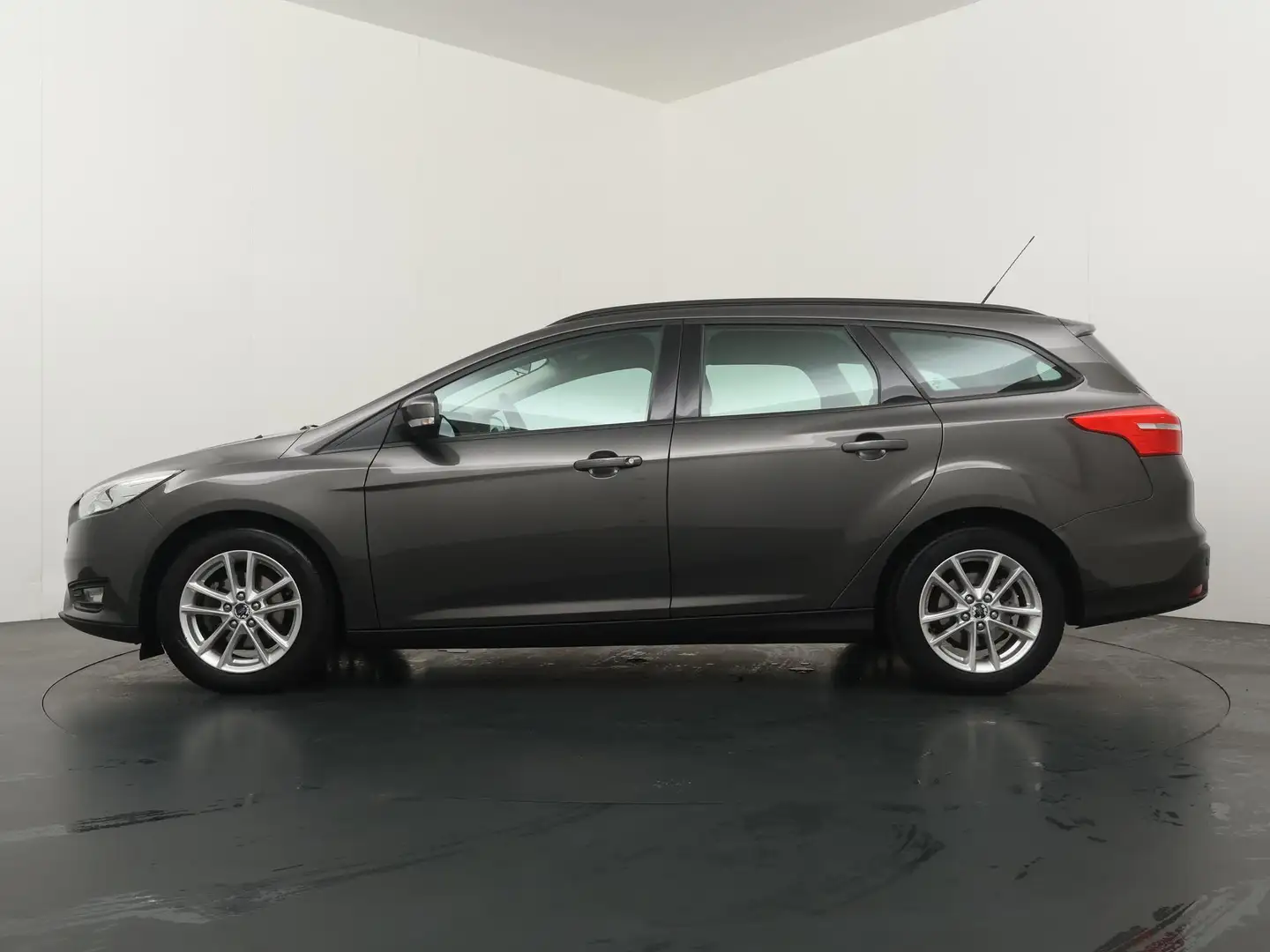 Ford Focus Wagon 1.0 Trend - Navigatie - Trekhaak - Lichtmeta Gris - 2