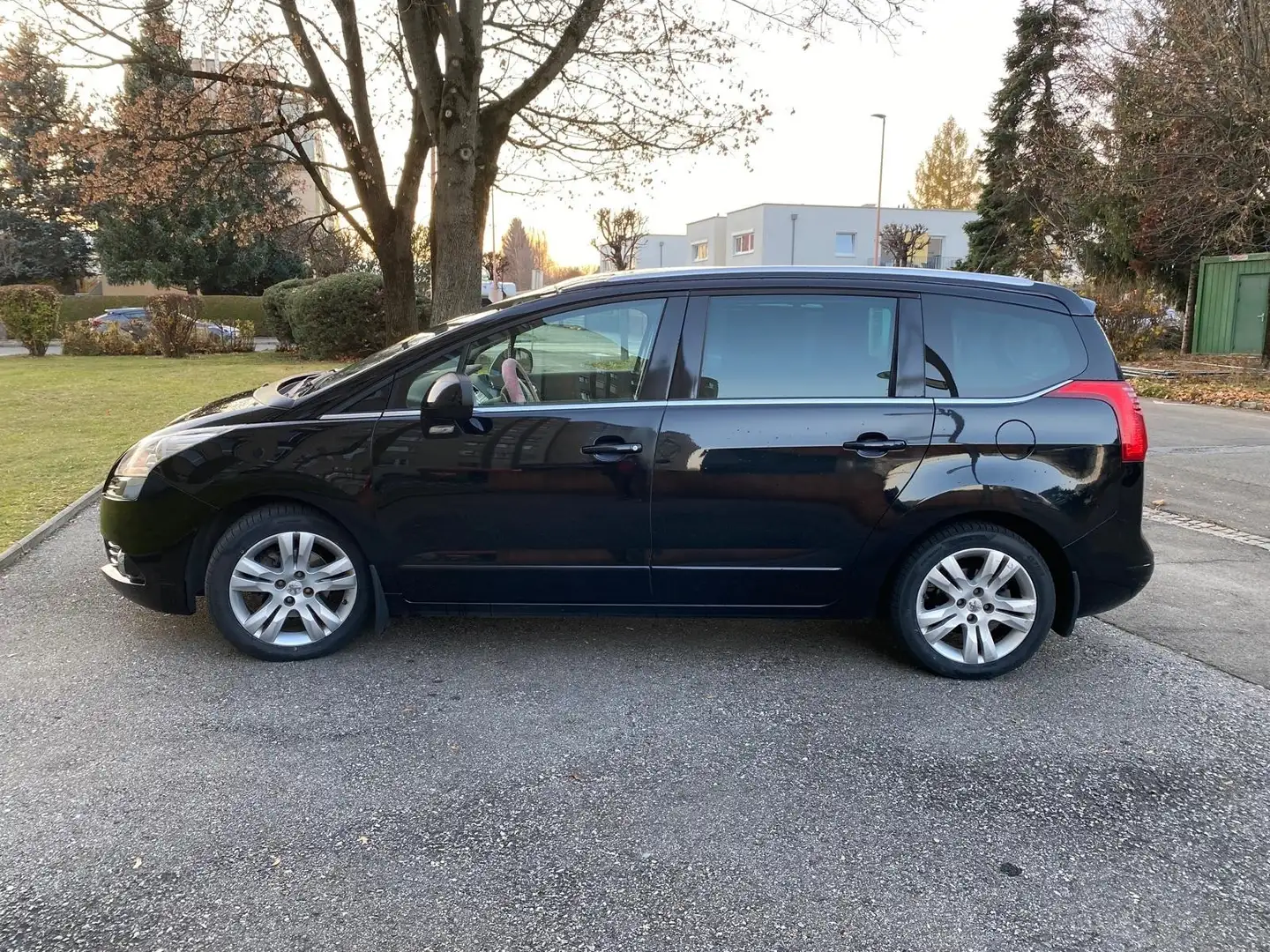 Peugeot 5008 HDI FAP 110 EGS6 Business-Line Schwarz - 1