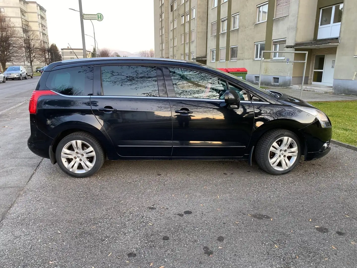 Peugeot 5008 HDI FAP 110 EGS6 Business-Line Schwarz - 2