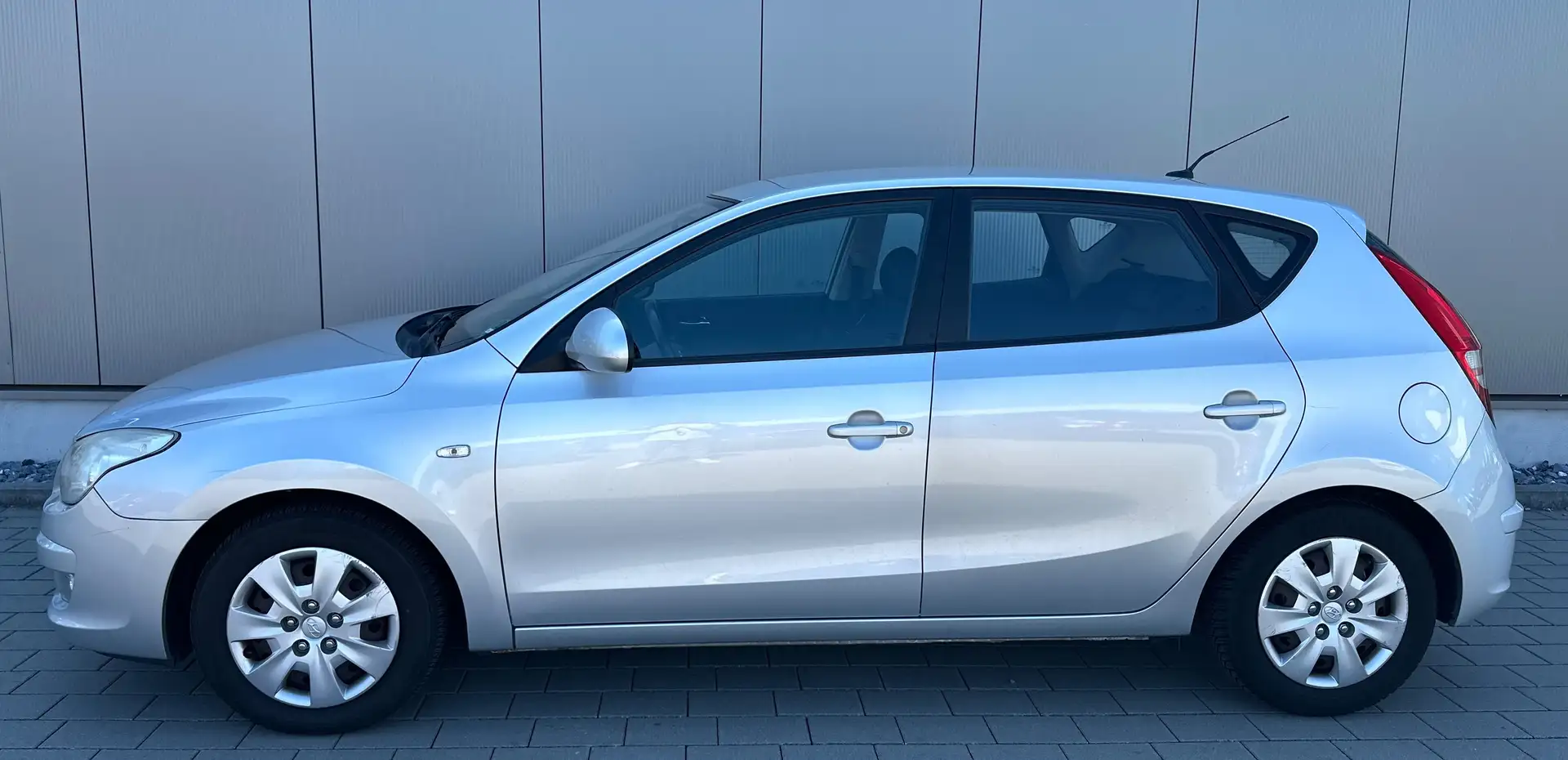 Hyundai i30 Comfort/Automatik/Klima/Sitzheizung/AUX/USB/CD/ Gris - 2