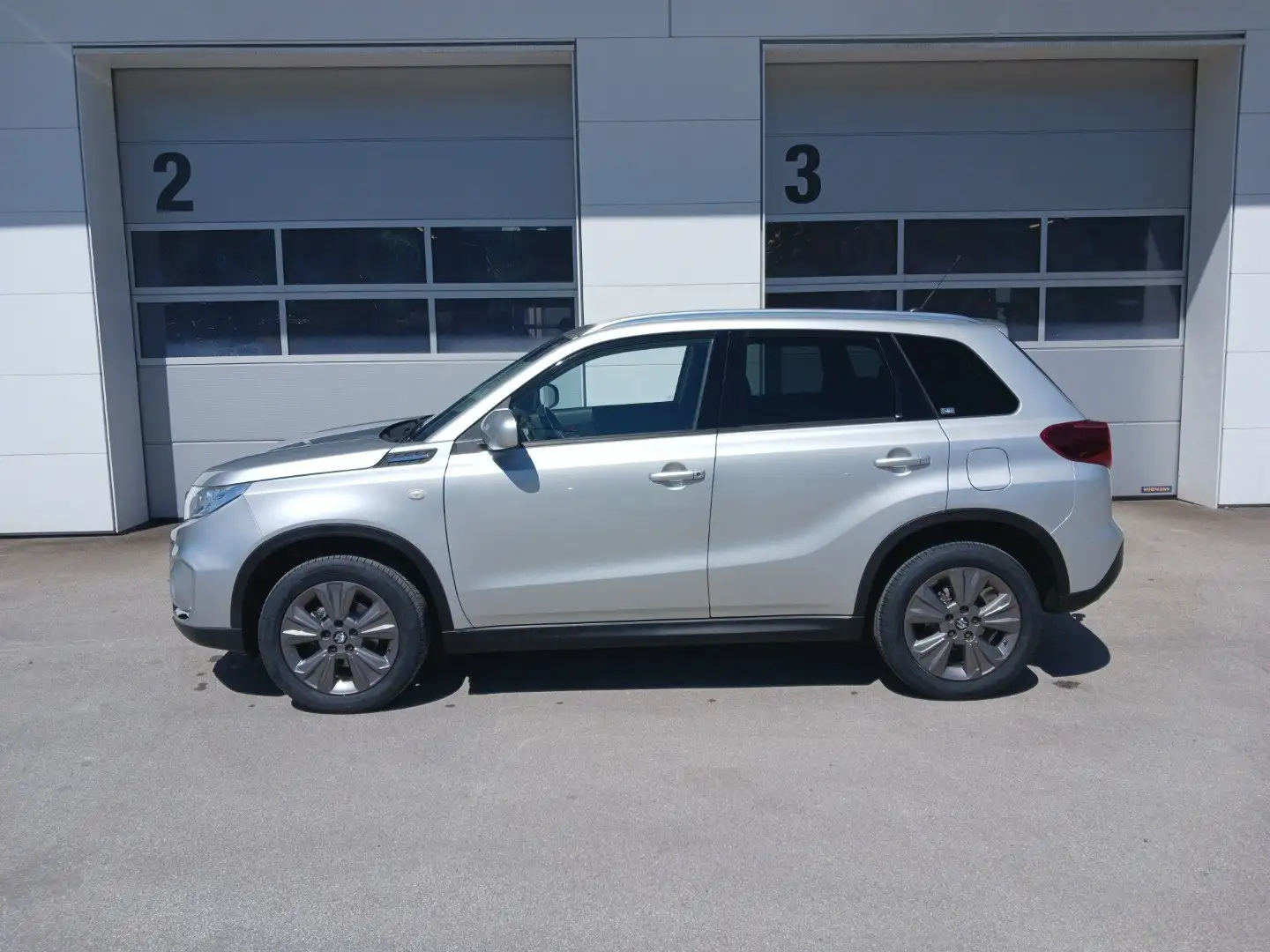 Suzuki Vitara Vitara 1,0 DITC ALLGRIP shine shine Silber - 2