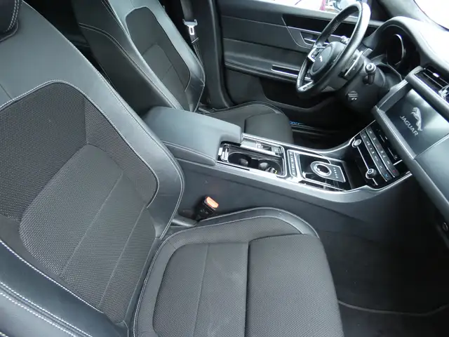Jaguar XF view 11