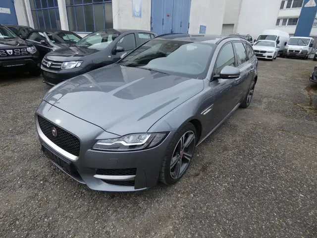 Jaguar XF view 3