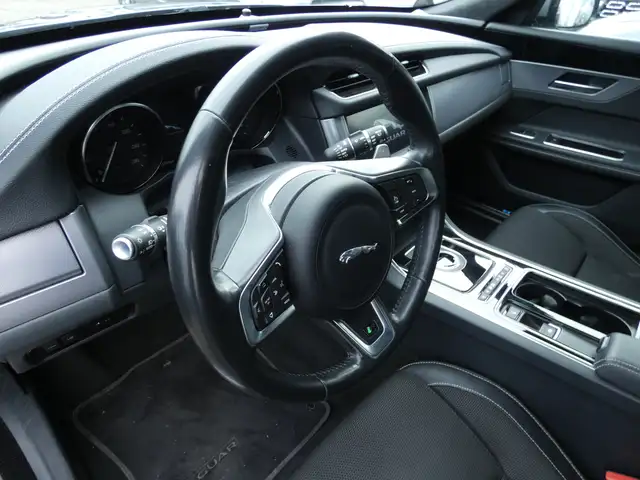 Jaguar XF view 13