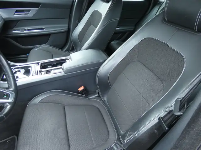 Jaguar XF view 14