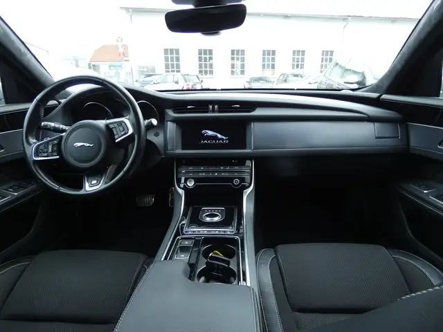 Jaguar XF view 10