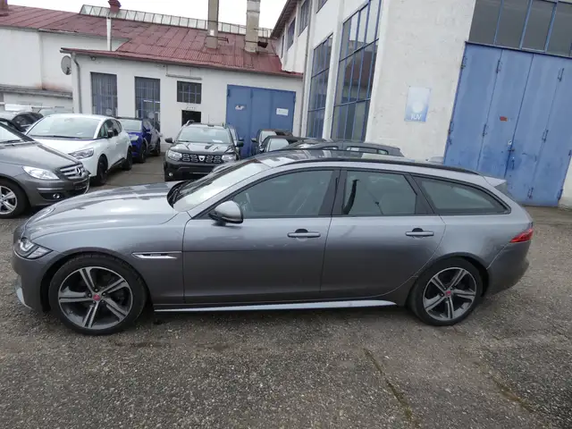 Jaguar XF view 4