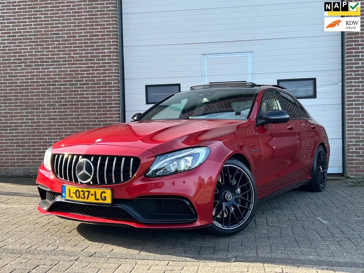 Mercedes-Benz C 63 AMG Pano / Schaalstoelen / Dealer ondr / Burmester / K Rood - 1