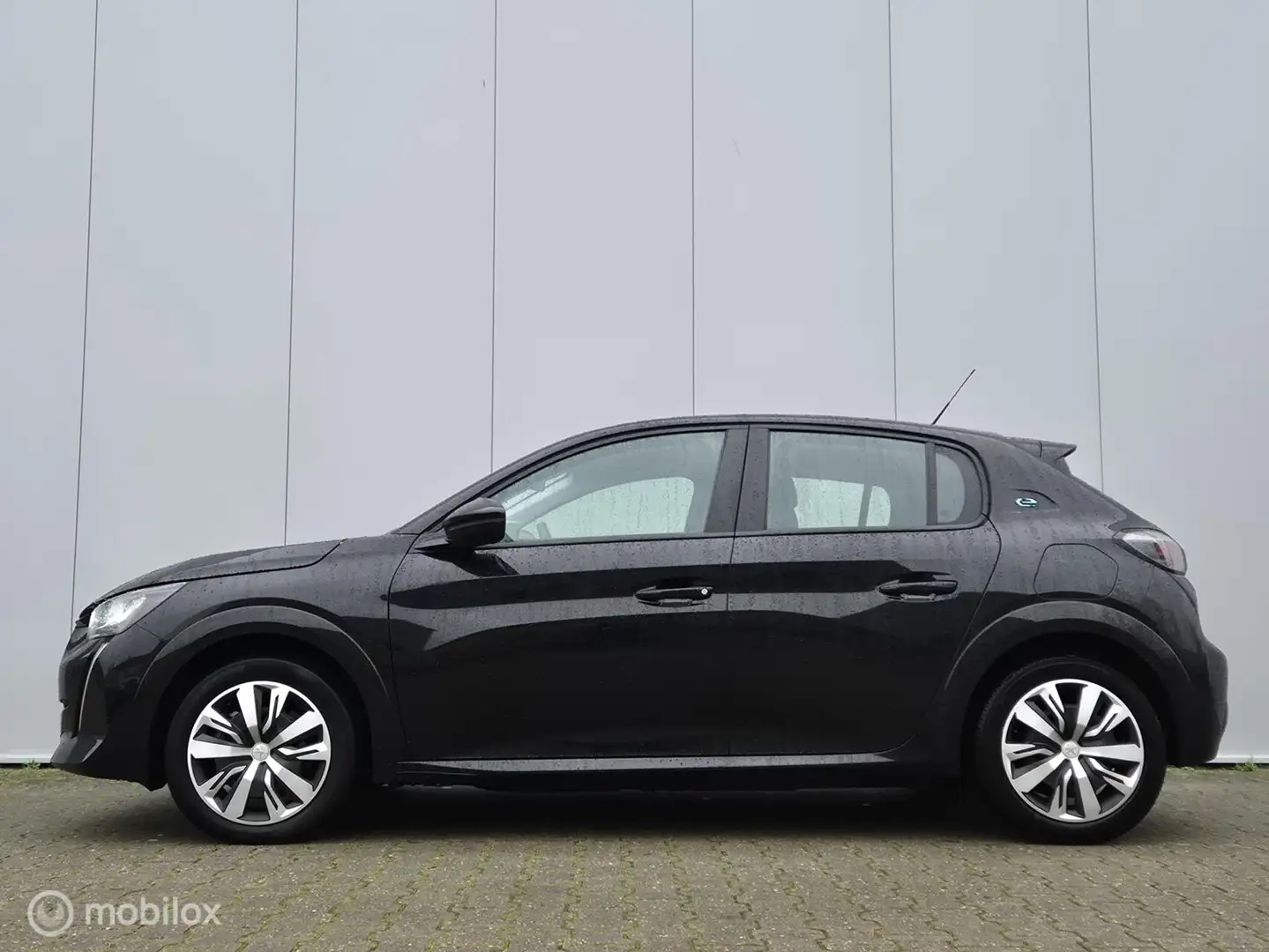 Peugeot e-208 EV ACTIVE 50 KWH/FULL LED/PDC/CARPLAY/NAVI Zwart - 2