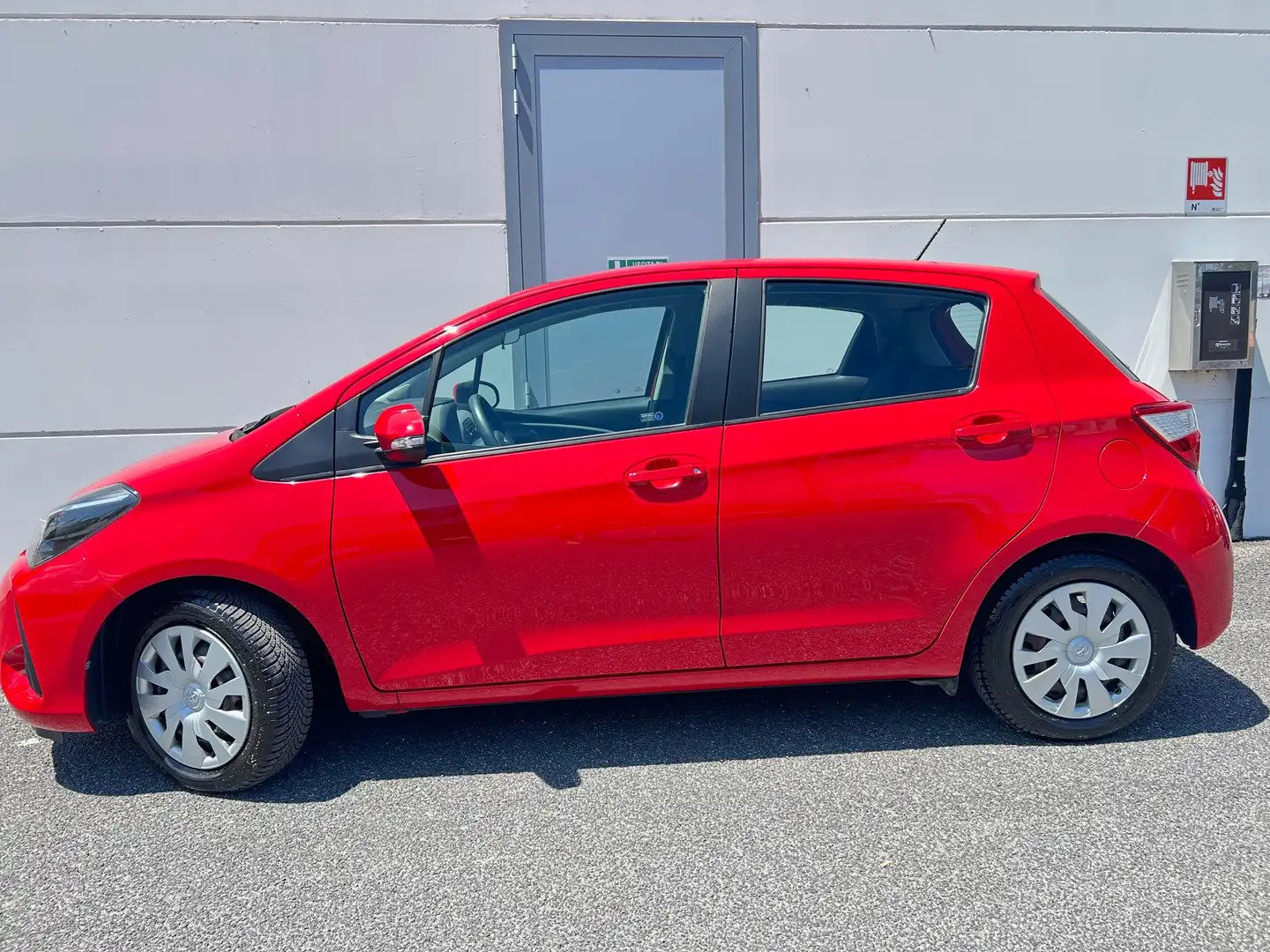 Toyota Yaris Yaris III 2017 5p 1.0 Cool my18 Rood - 2